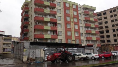 Diyarbakır’da apartman sakinleri, evlerine kaçak dükkan içinden giriyor