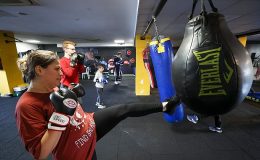 Bucalı kadınlar şiddete karşı kick boks öğreniyor