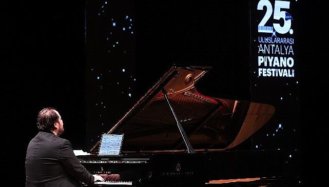 Gökhan Aybulus Antalyalıları büyüledi