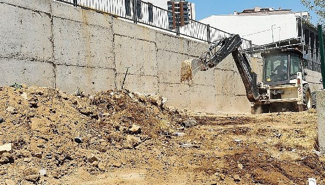 Karşıyaka’da yol bakım çalışmaları hız kesmiyor