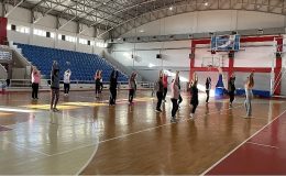 Narlıdere Belediyesi’nin açtığı aerobik kurslarına katılan kadınlar güne sağlıklı, enerjik ve zinde başlıyor