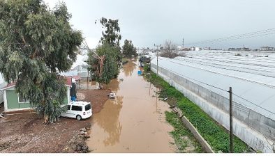 Antalya Büyükşehir Belediyesi sel afetinden zarar gören vatandaşın yanında