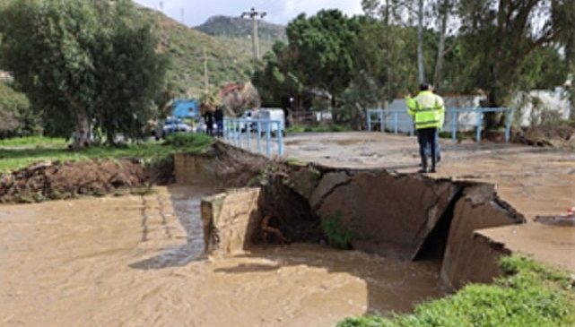 İzmir Büyükşehir Belediyesi’nin yağış seferberliği sürüyor